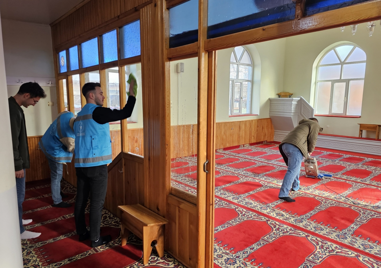 Amasya'da öğrencilerden camide ramazan ayı temizliği