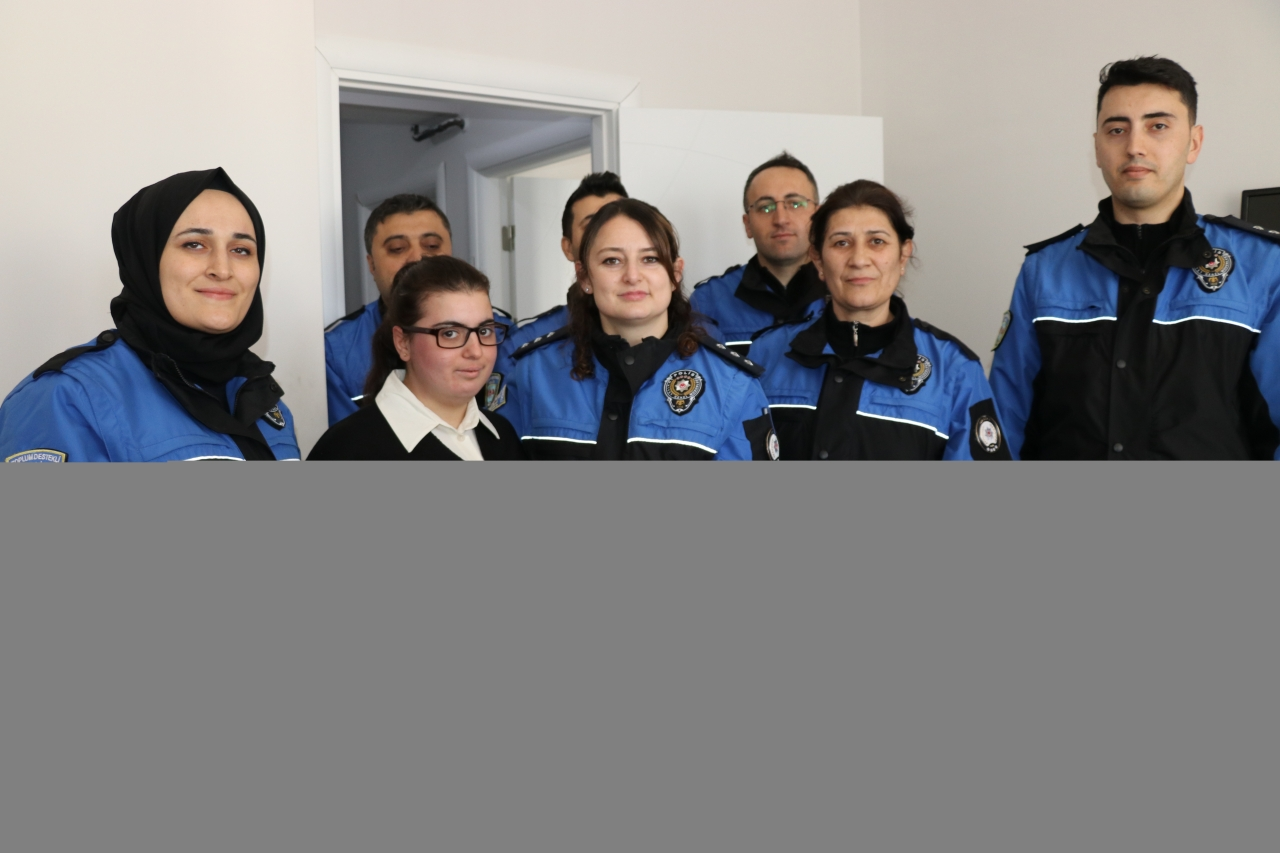 Amasya'da polisten özel birey Fatmanur'a doğum günü sürprizi