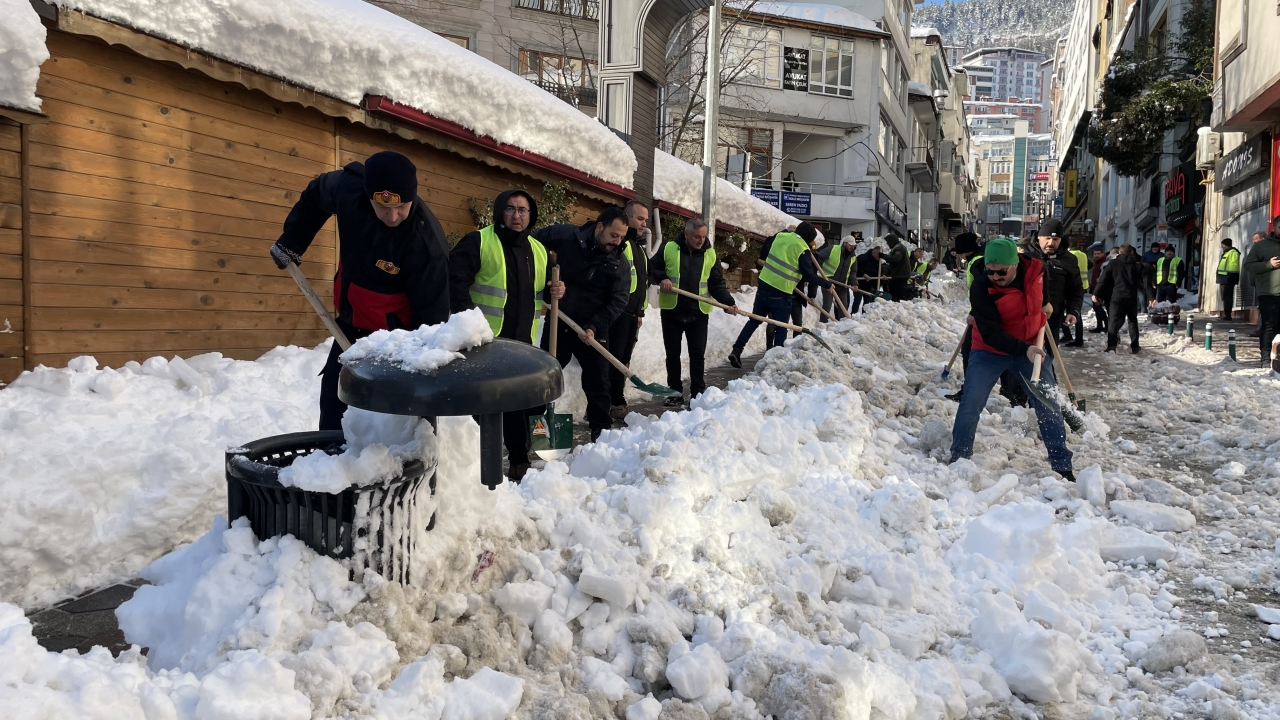 Artvin'de kar temizleme çalışmalarına vatandaşlar da katıldı
