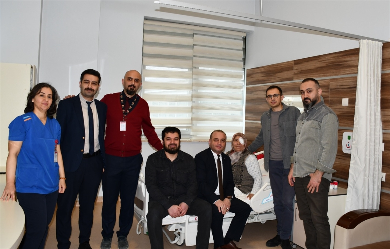 Çorum'da 72 yaşındaki kadın kornea nakliyle 50 yıl sonra yeniden görmeye başladı