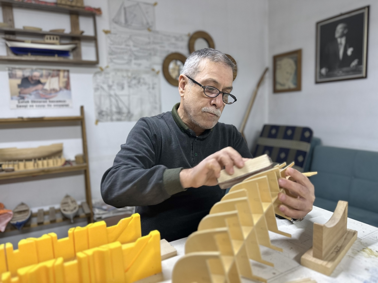 Emekliliğinde öğrendiği ahşap işlerini maket tekne yapımıyla sürdürüyor