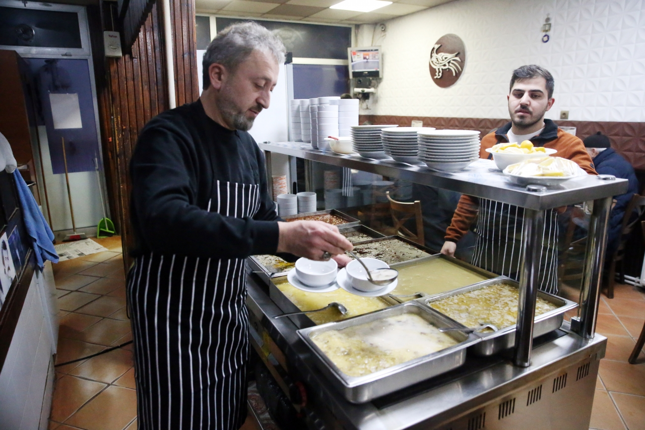 Sabah namazı sonrası "cuma çorbası"nda bir araya geliyorlar