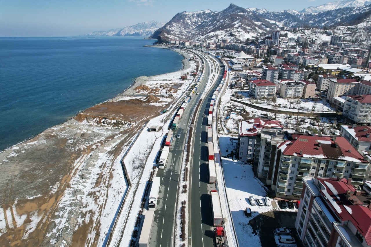 Sarp Sınır Kapısı ve Karadeniz Sahil Yolu'nda tır yoğunluğu oluştu