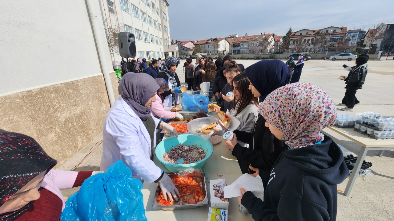 Suluova’da öğrencilere pamuk şeker ve köfte ekmek dağıtıldı