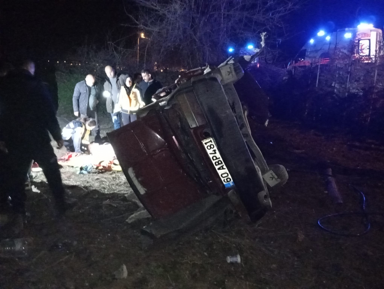 Tokat'ta devrilen otomobilde sıkışan sürücüyü itfaiye ekipleri kurtardı