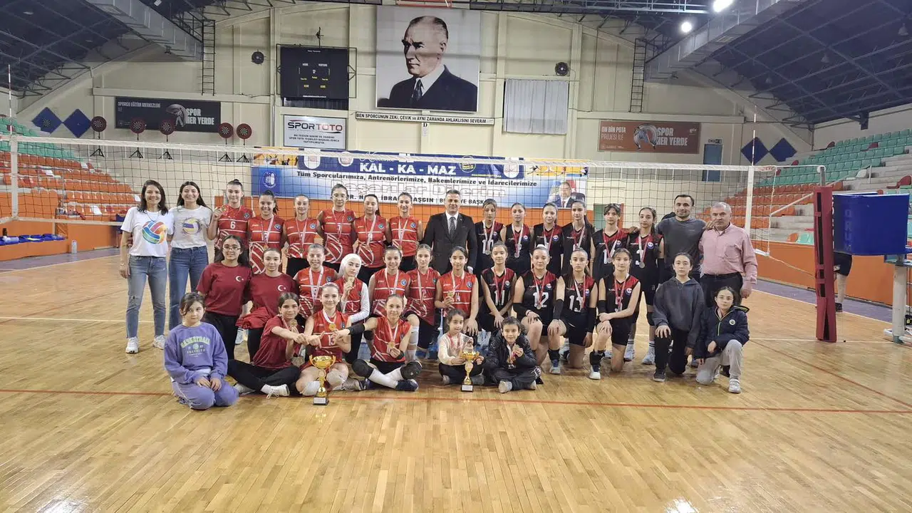 Çorum'da Midi Kızlar Voleybol Heyecanı Sona Erdi