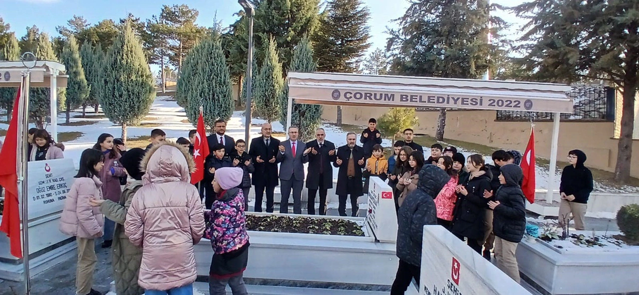 Gençler, Şehitlerin Huzurunda