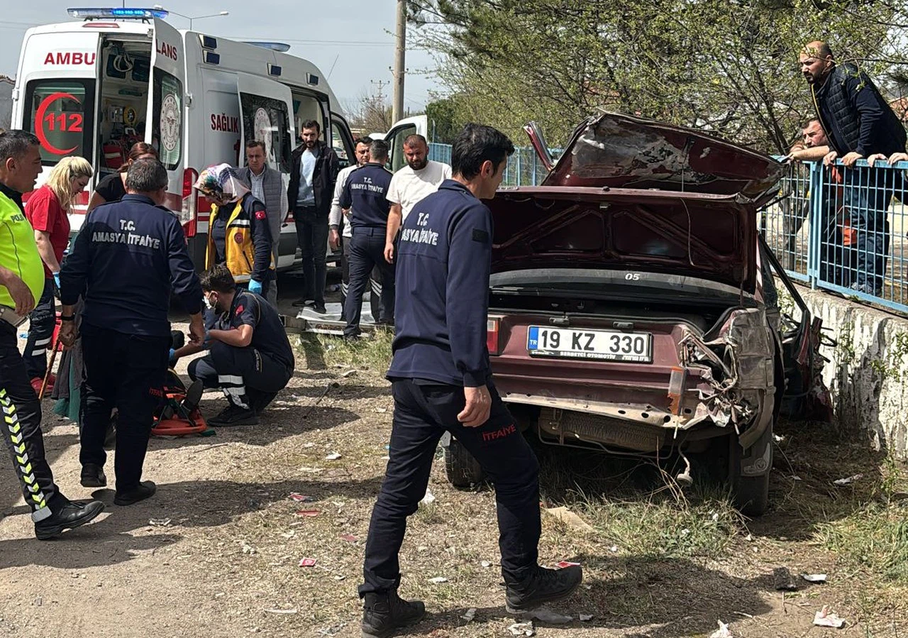 Amasya'da duvara çarpan otomobildeki 5 kişi yaralandı