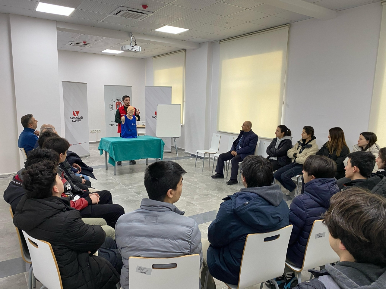 Amasya'da lise öğrencilerinden tıp fakültesine ziyaret