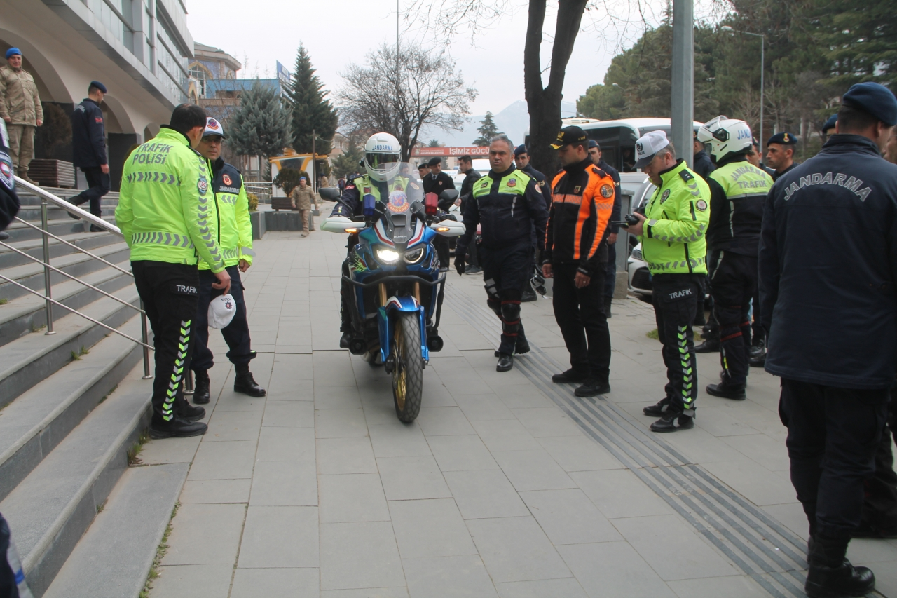 Amasya'da motosiklet kullanıcılarına uygulamalı farkındalık eğitimi verildi