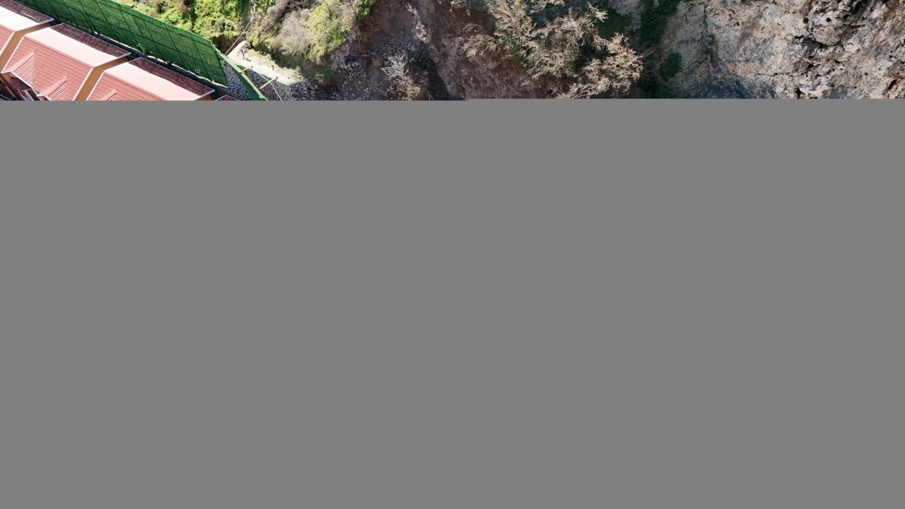 Artvin'de heyelan nedeniyle turistik tesisin bazı bölümleri yıkıldı