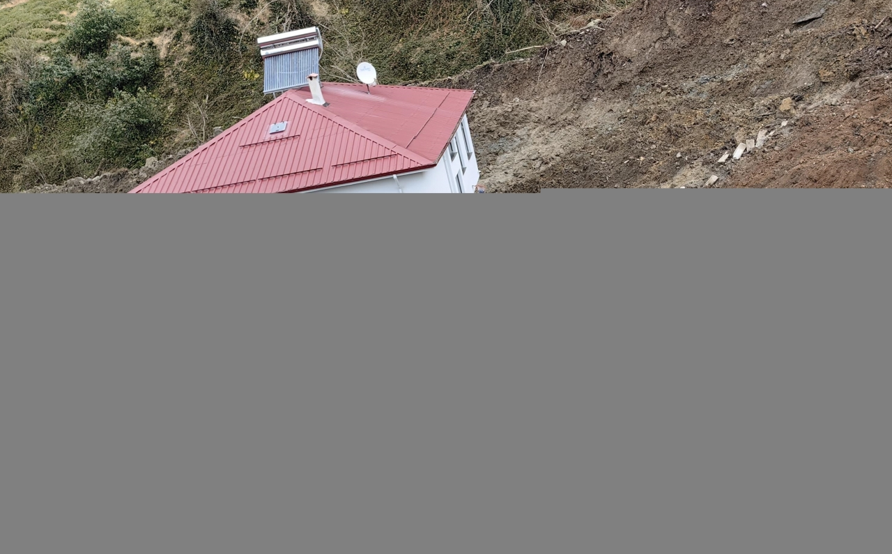 Artvin'deki heyelandan etkilenen 2 katlı ev sürüklendi