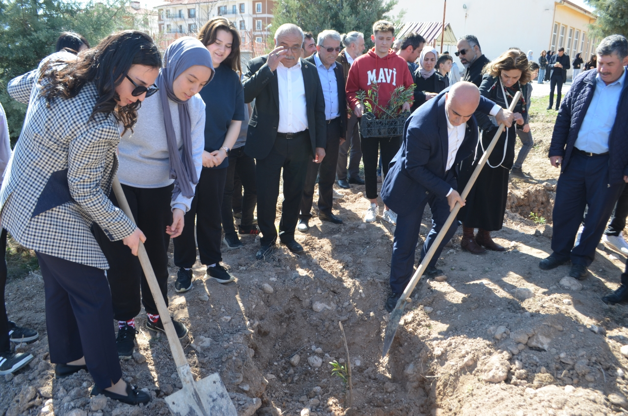 Atıl okul bahçeleri meyve bahçesine dönüşüyor
