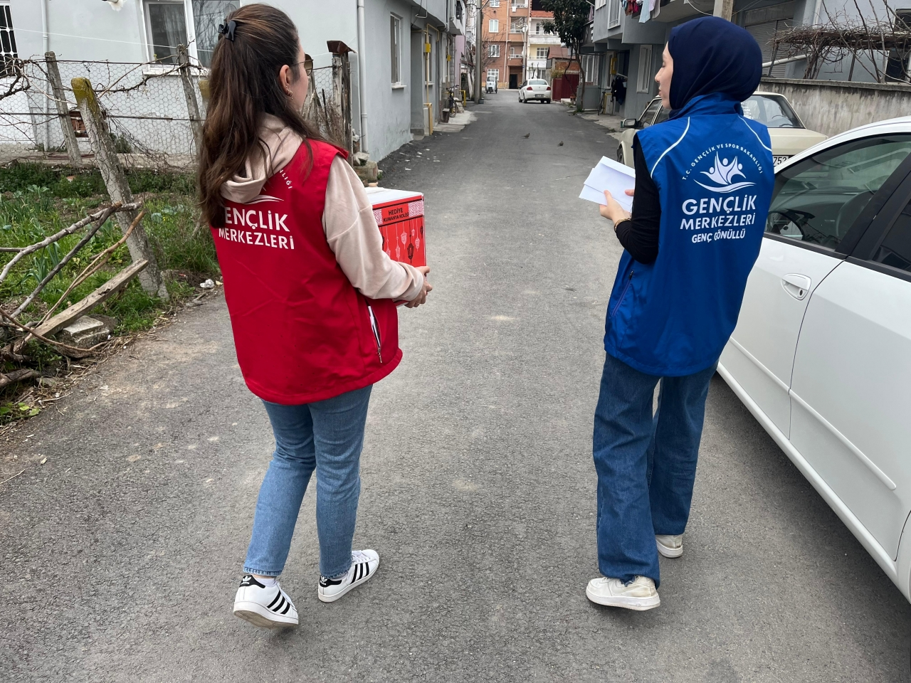 Bafra'da gönüllü gençlerden ihtiyaç sahibi ailelere yardım