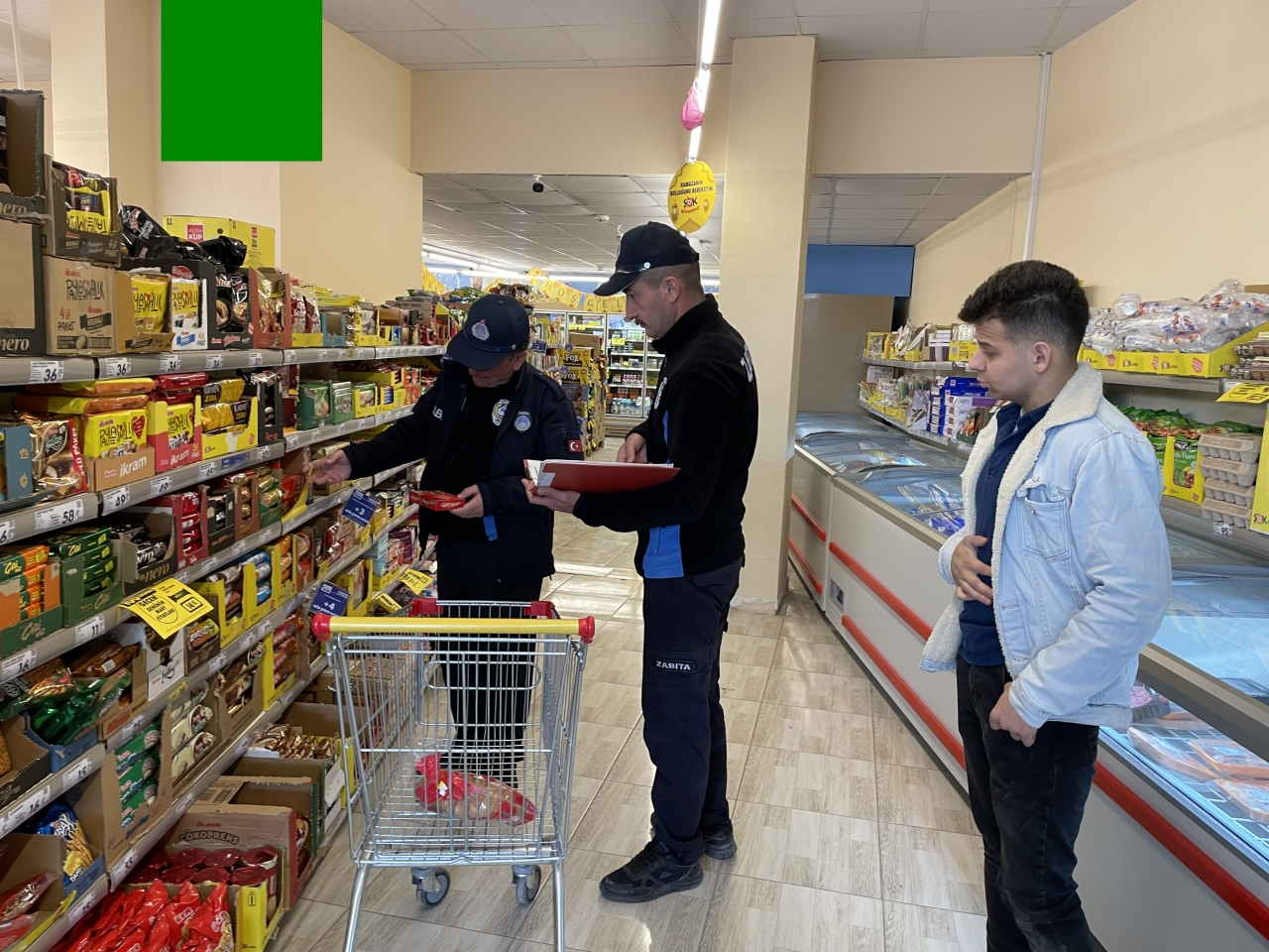 Başçiftlik'te zabıtalar denetim yaptı