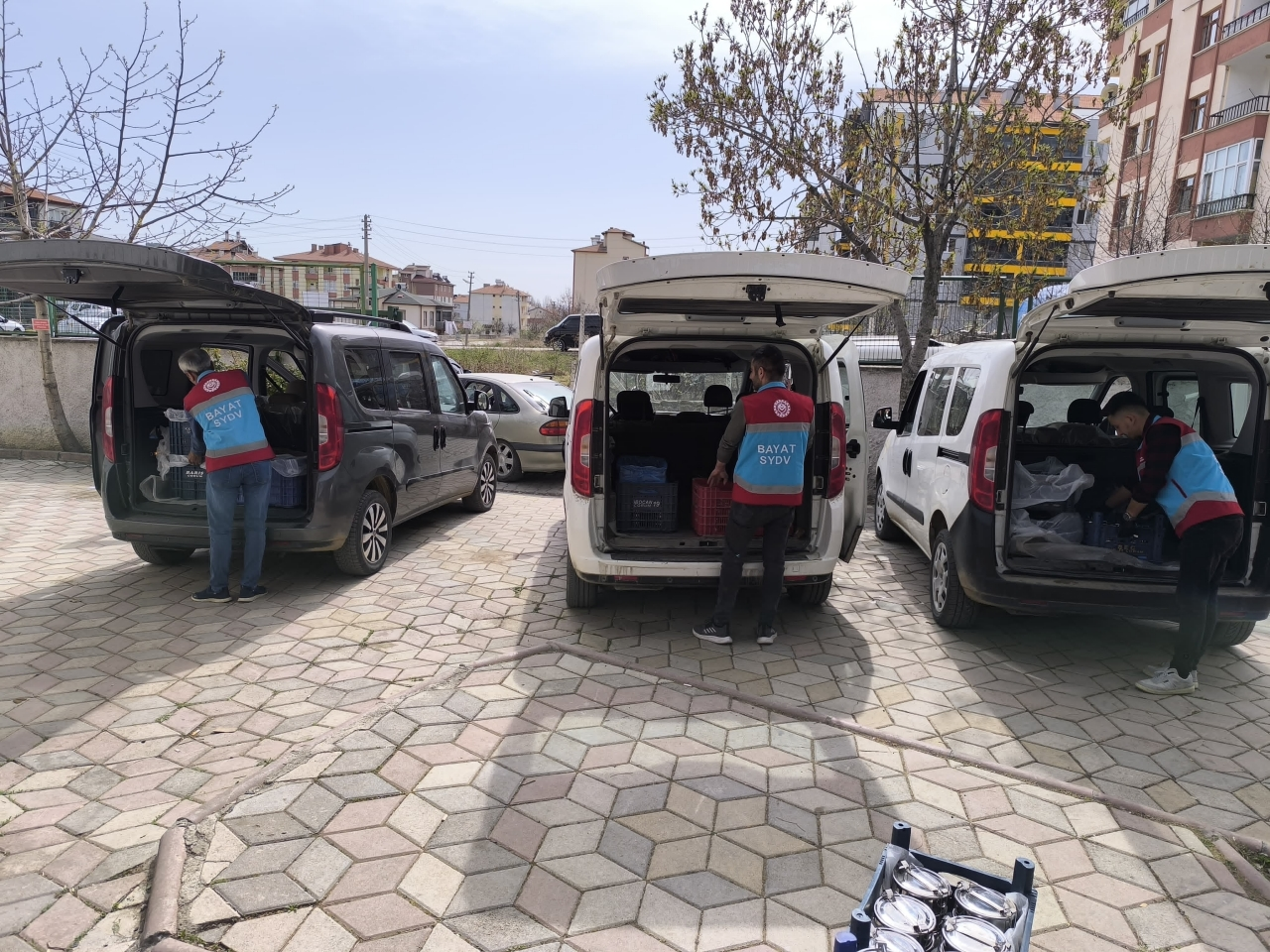 Bayat'ta her gün 320 haneye iftar için sıcak yemek ulaştırıldı