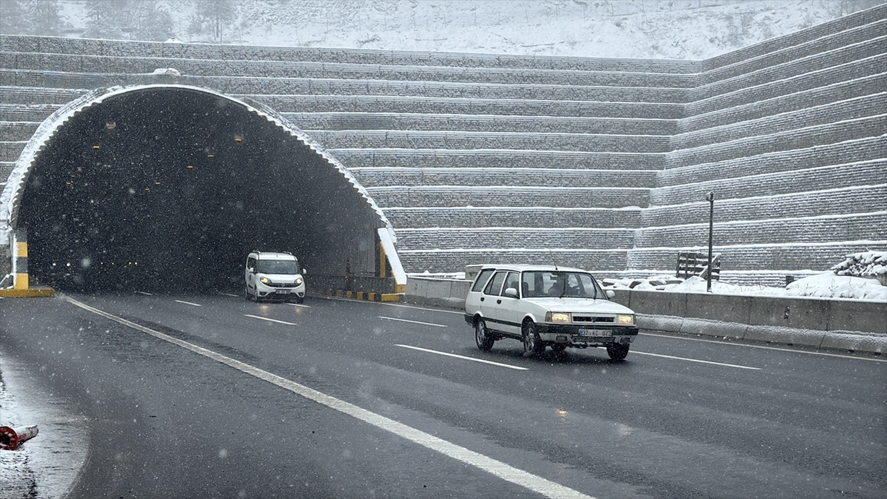 Bolu Dağı'nda kar ve sis etkili oldu