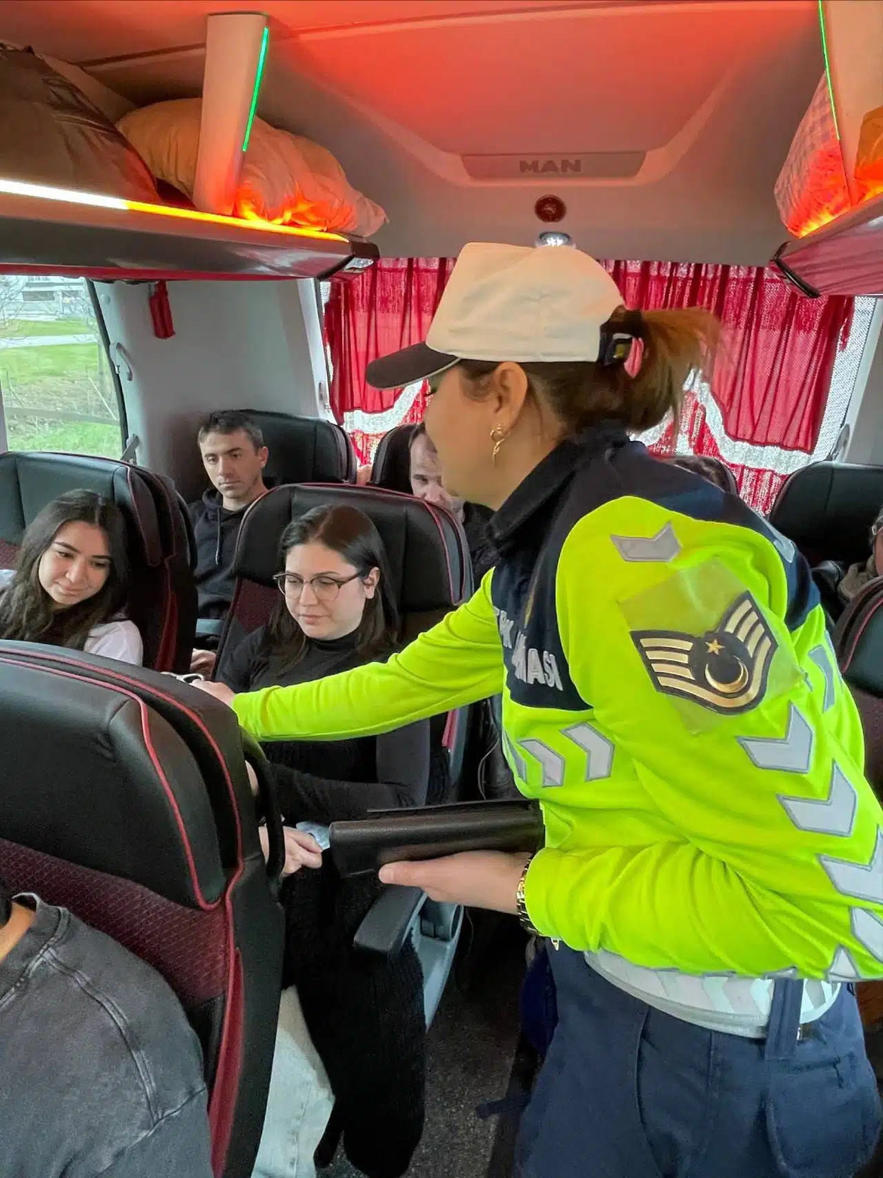 Bolu'da jandarma ekipleri, sürücülerin bayramını kutladı