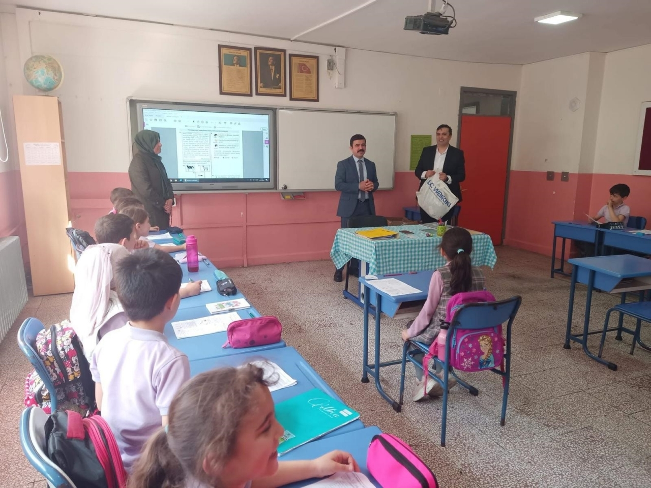Çaykara'da öğrencilere kıyafet desteğinde bulunuldu