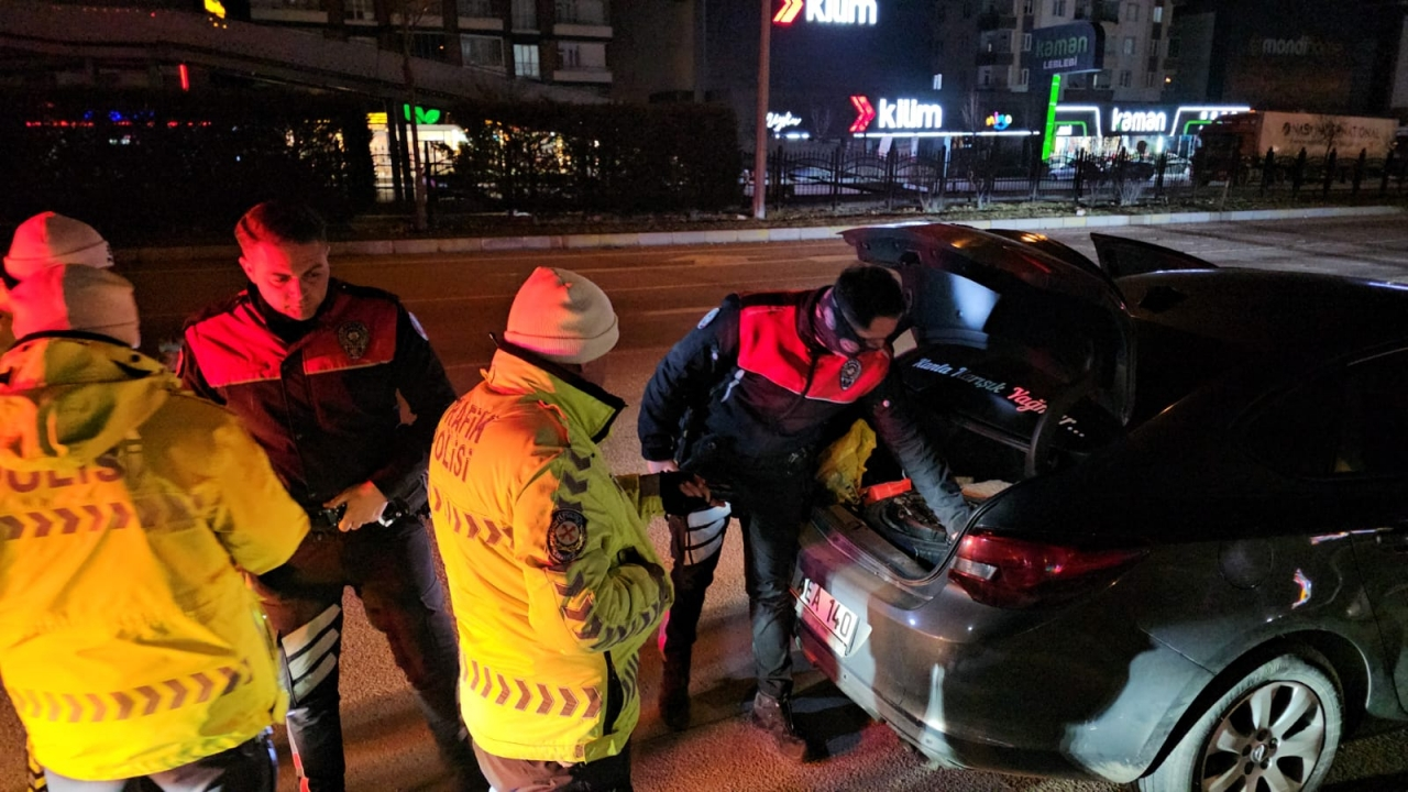 Çorum'da dur ihtarına uymayarak kaçan 2 kişi polis kovalamacasıyla yakalandı