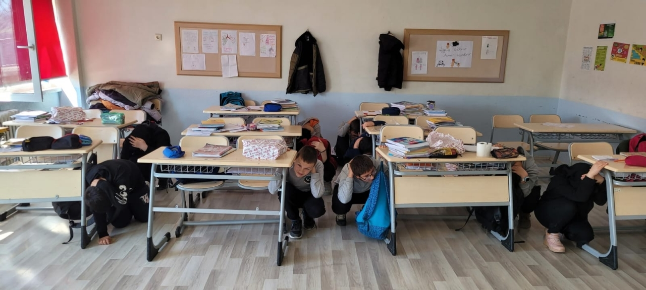 Dodurga'daki okullarda deprem tatbikatı yapıldı