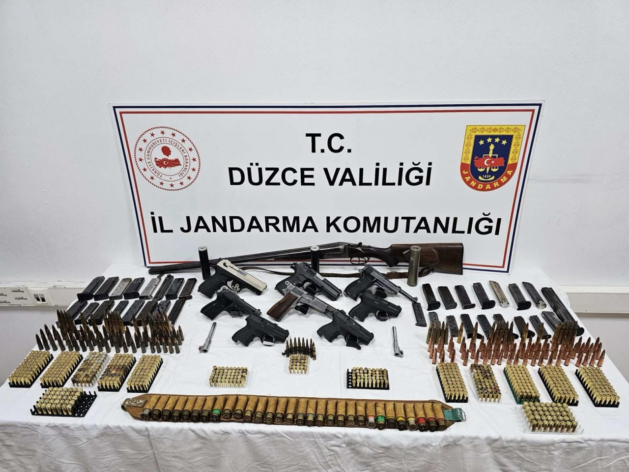 Düzce'de arı kovanlarına gizlenmiş kaçak silahlar ele geçirildi