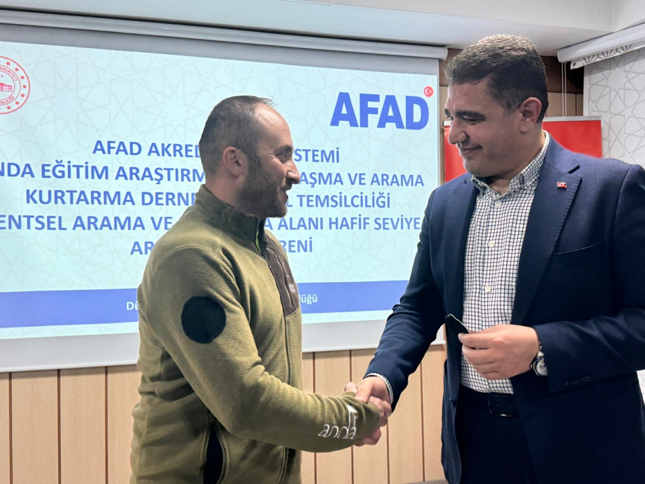 Düzce'de hafif seviye arama kurtarma ekibi akreditasyonunu tamamlayanlara tören