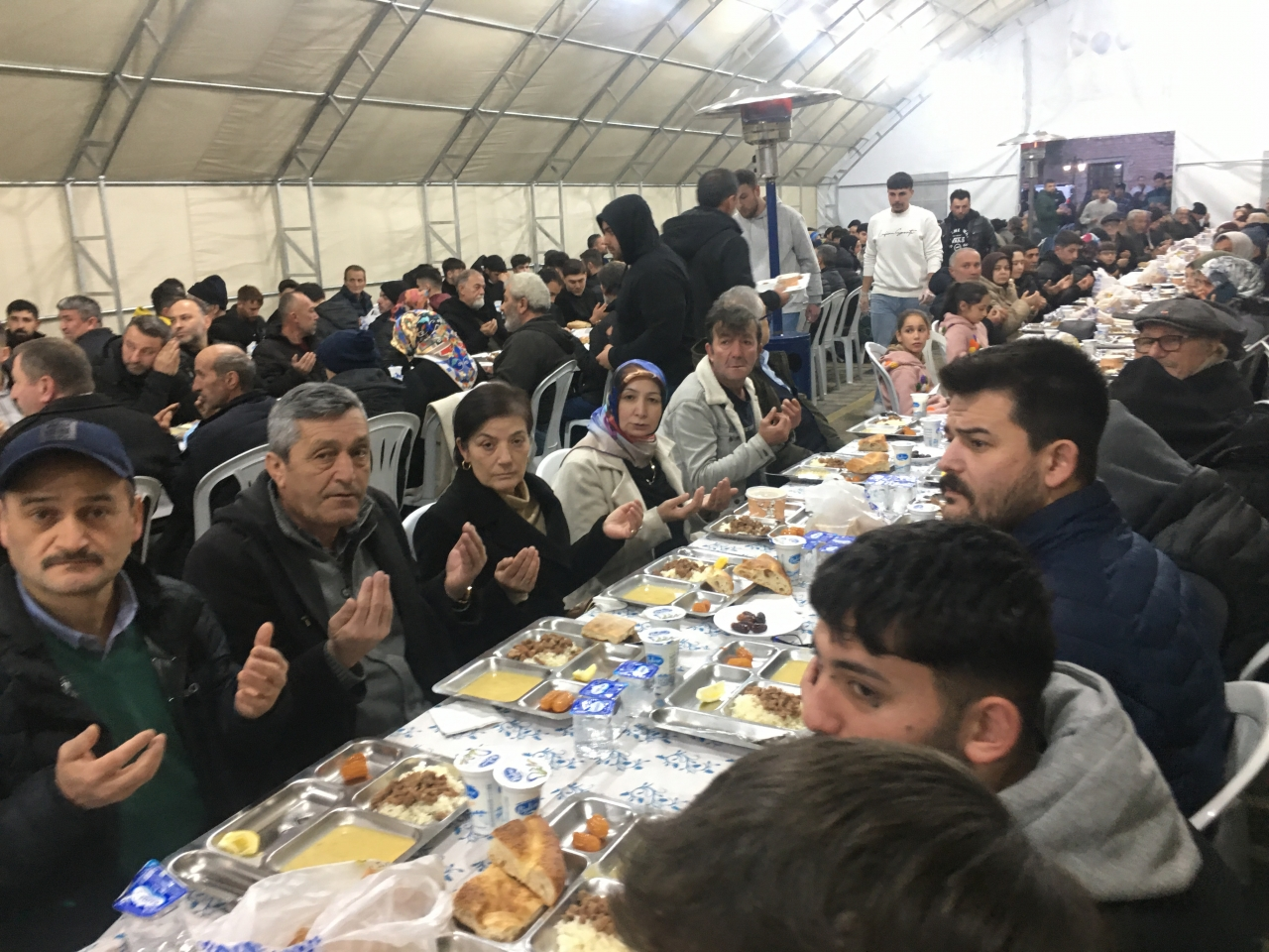 Espiye Belediyesi'nin ramazan çadırında ilk iftar yapıldı