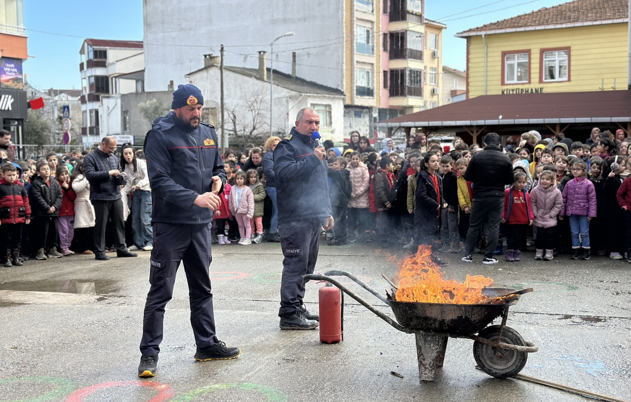 Gerze ve Saraydüzü'nde öğrencilere yangına müdahale eğitimi verildi