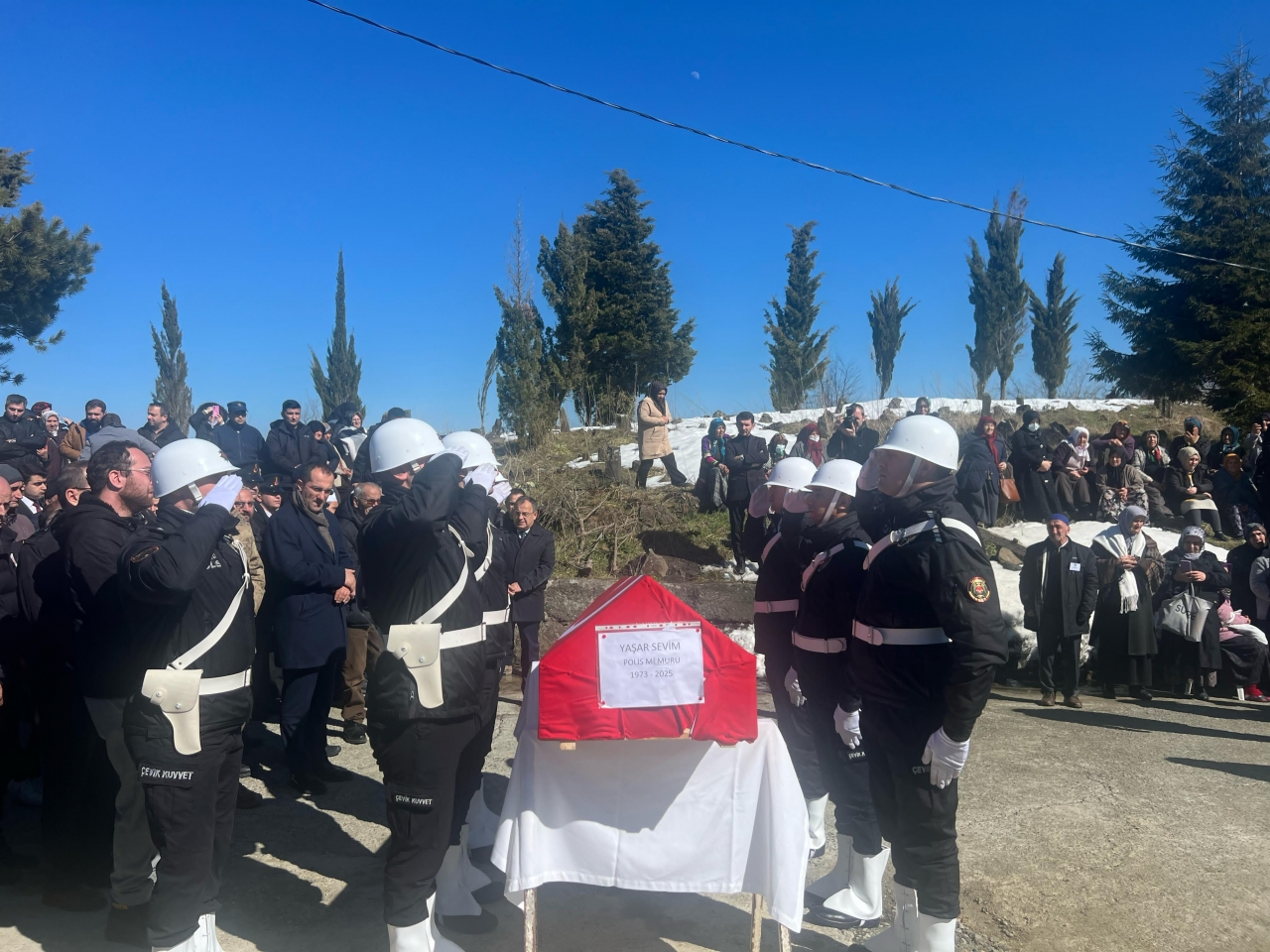 Görev başında kalp krizinden ölen polisin cenazesi Trabzon'da defnedildi