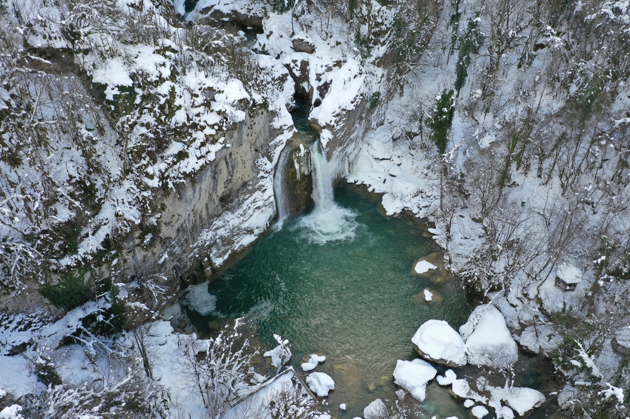 Horma Kanyonu ve Ilıca Şelalesi ziyaretçilerini karlı manzarasıyla karşılıyor