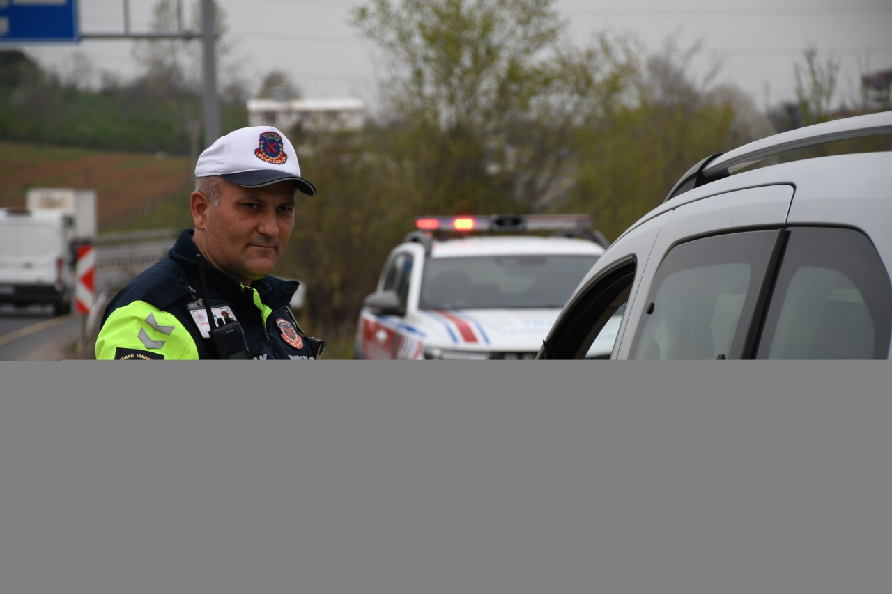 İki metropol arasında bulunan Düzce'de otoyol jandarması bayram mesaisinde