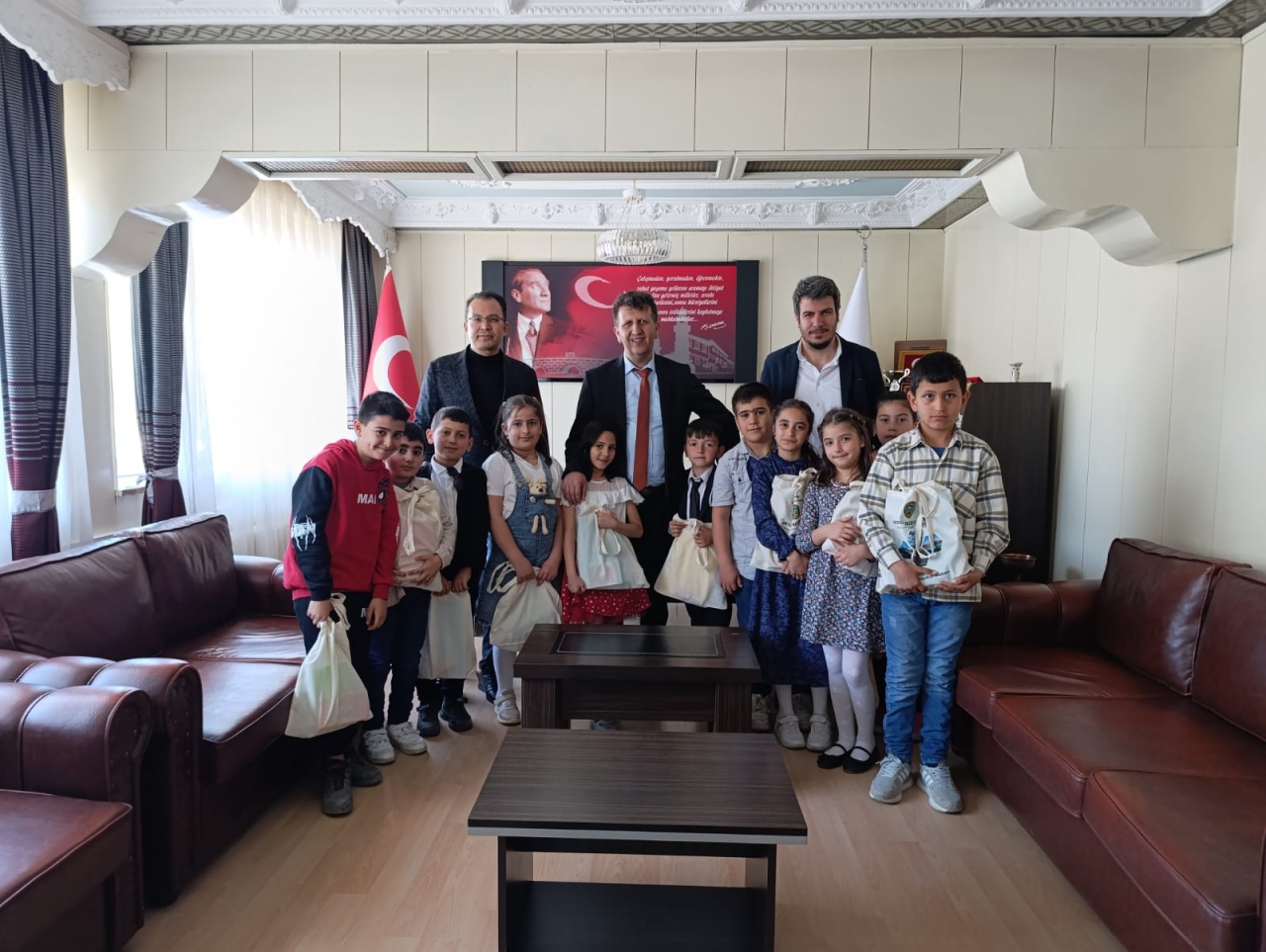 İlkokul öğrencileri Artova Belediye Başkanı Ali Güner'i ziyaret etti