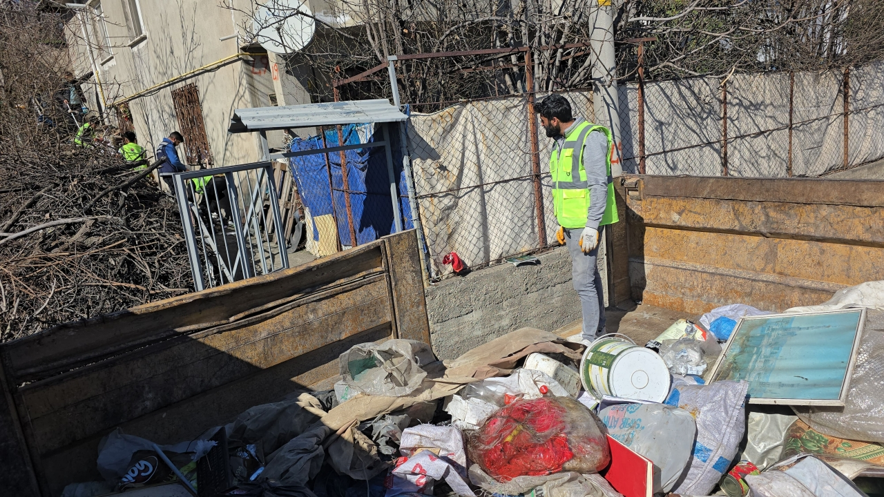 Karabük'te ev ve bahçeden 1 kamyon çöp toplandı