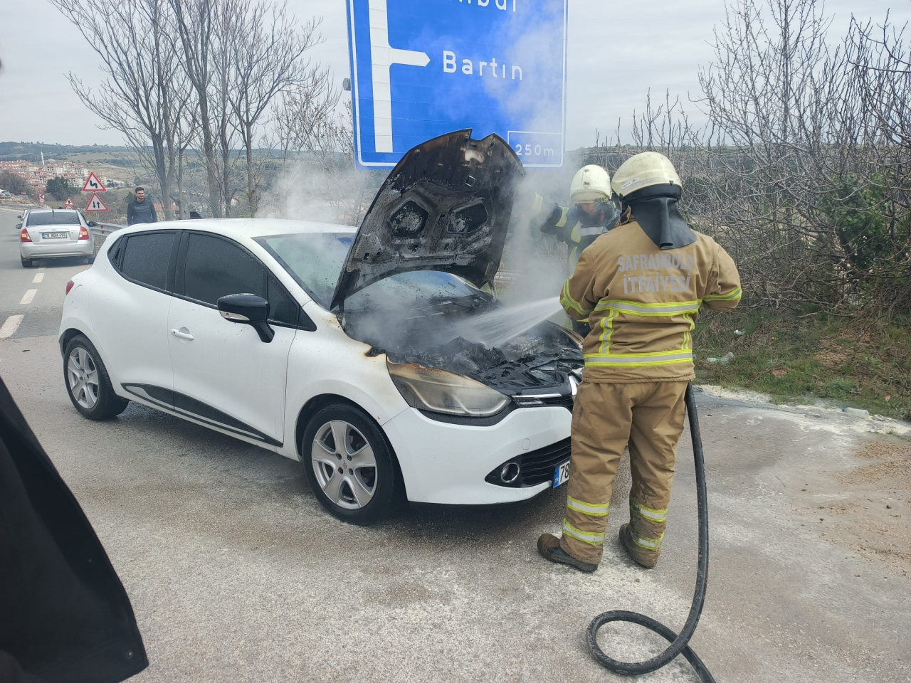 Karabük'te park halindeki otomobil yandı