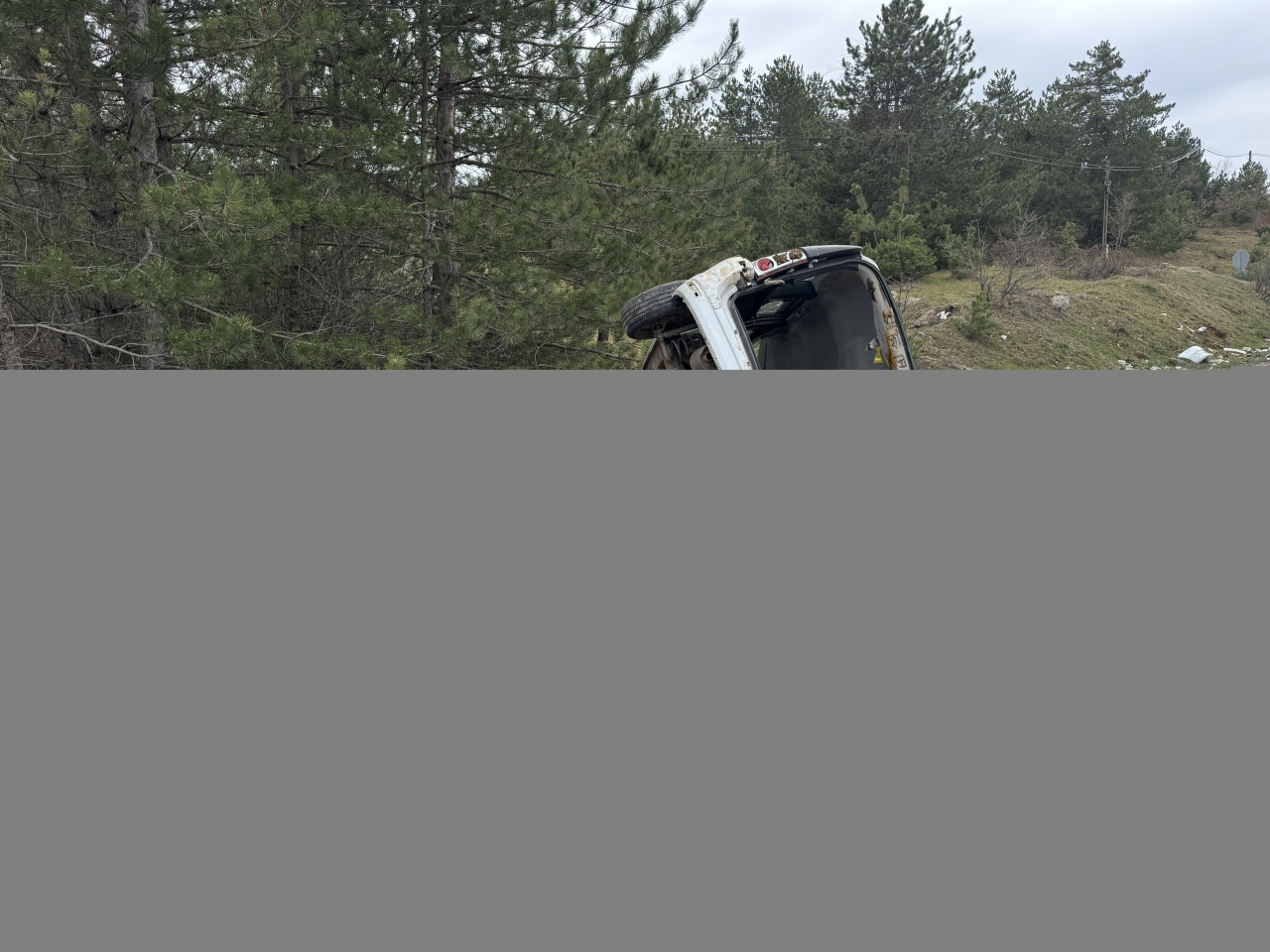 Kastamonu'da devrilen hafif ticari araçtaki 3 kişi yaralandı