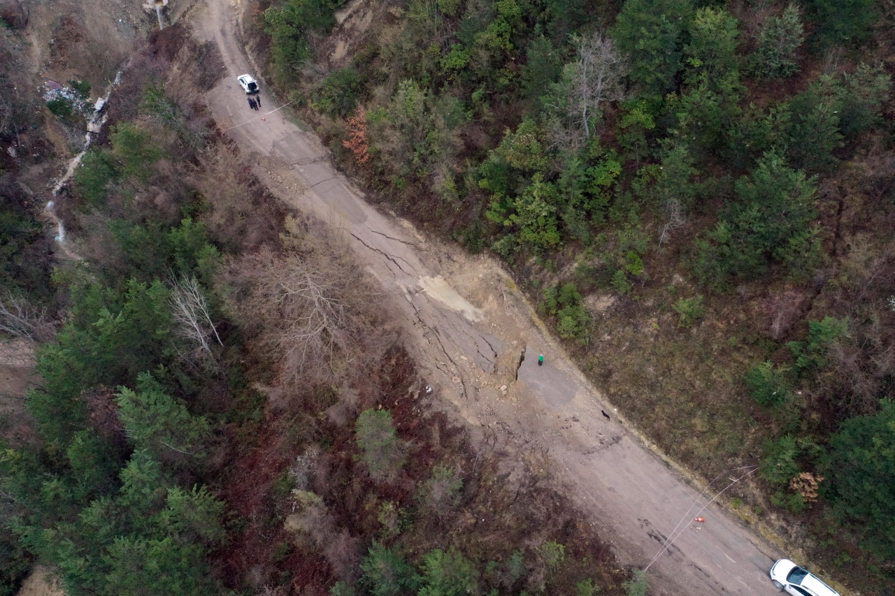 Kastamonu'da karların erimesinin ardından köy yolu çöktü