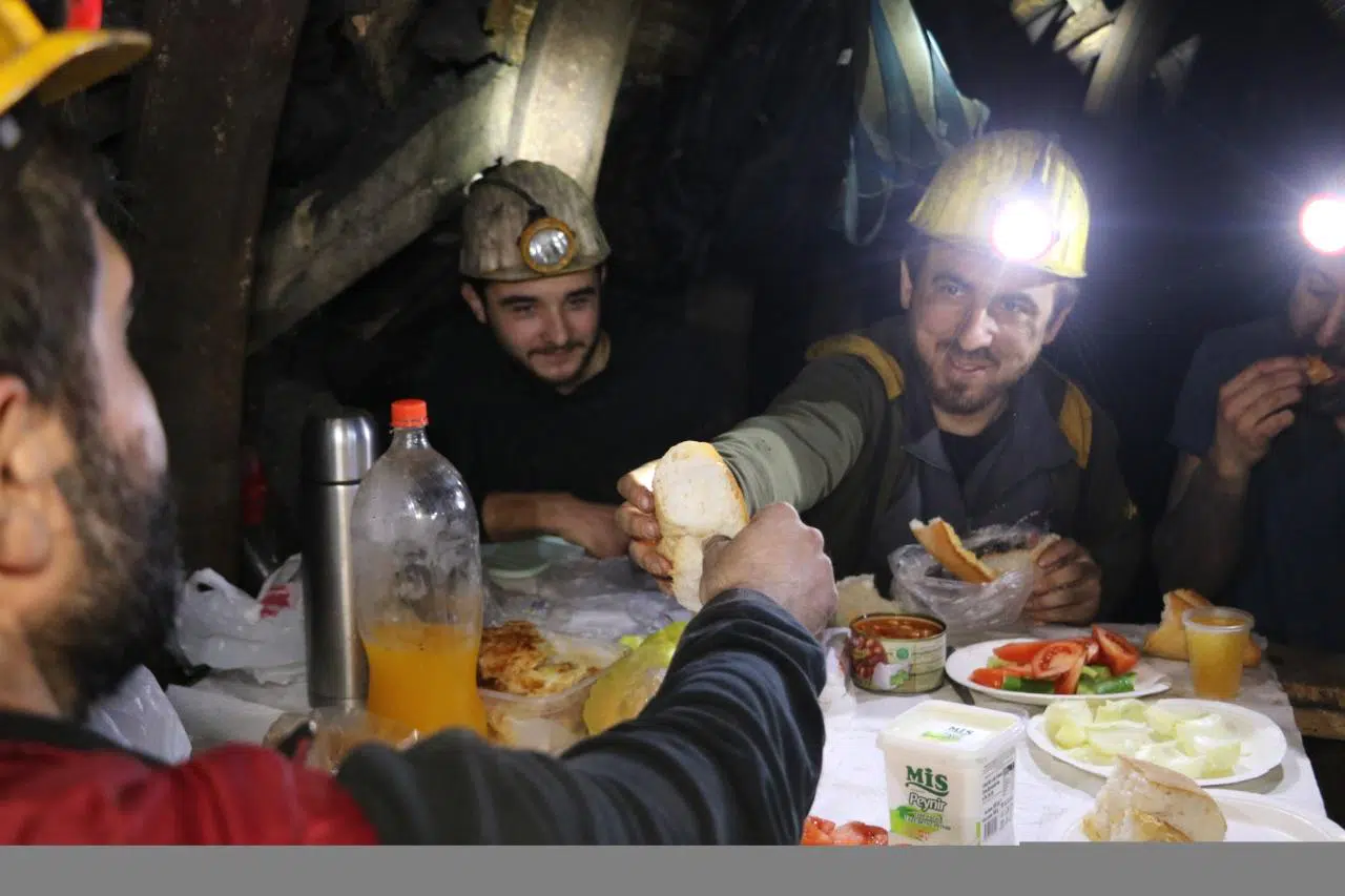 Kömür kentinin maden işçileri yerin metrelerce altında ilk sahurlarını yaptı