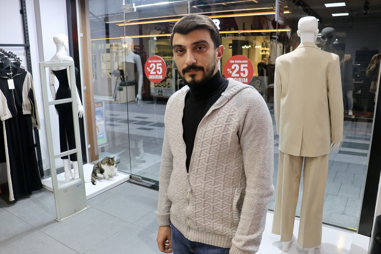 Obez kedi "Dombili" sokağın maskotu oldu
