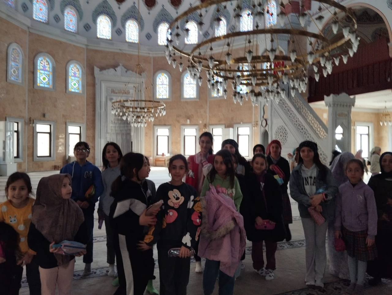 Of'ta "Genç Gönüllerle, Çocuk Gönüller Buluşuyor" programı düzenlendi