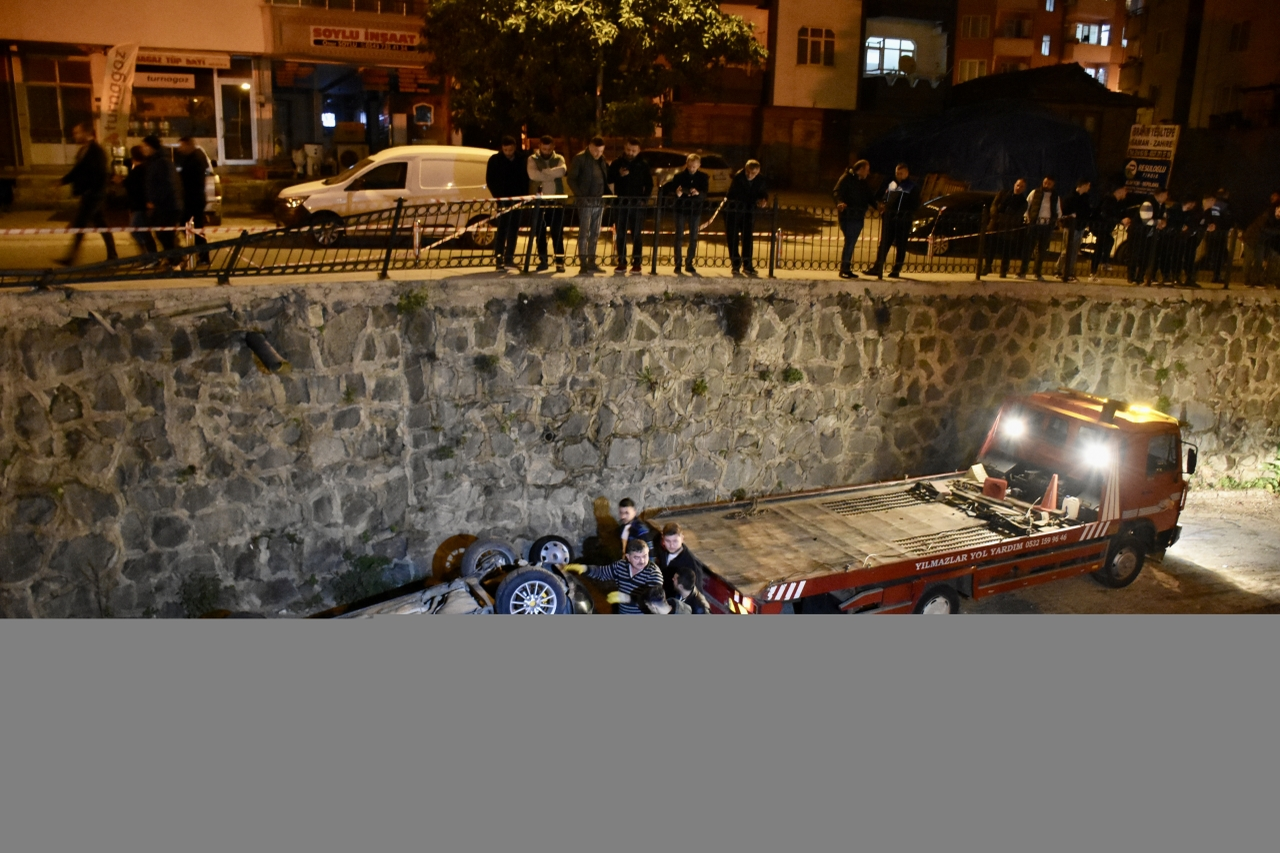 Ordu'da dere yatağına devrilen otomobildeki 2 kişi yaralandı