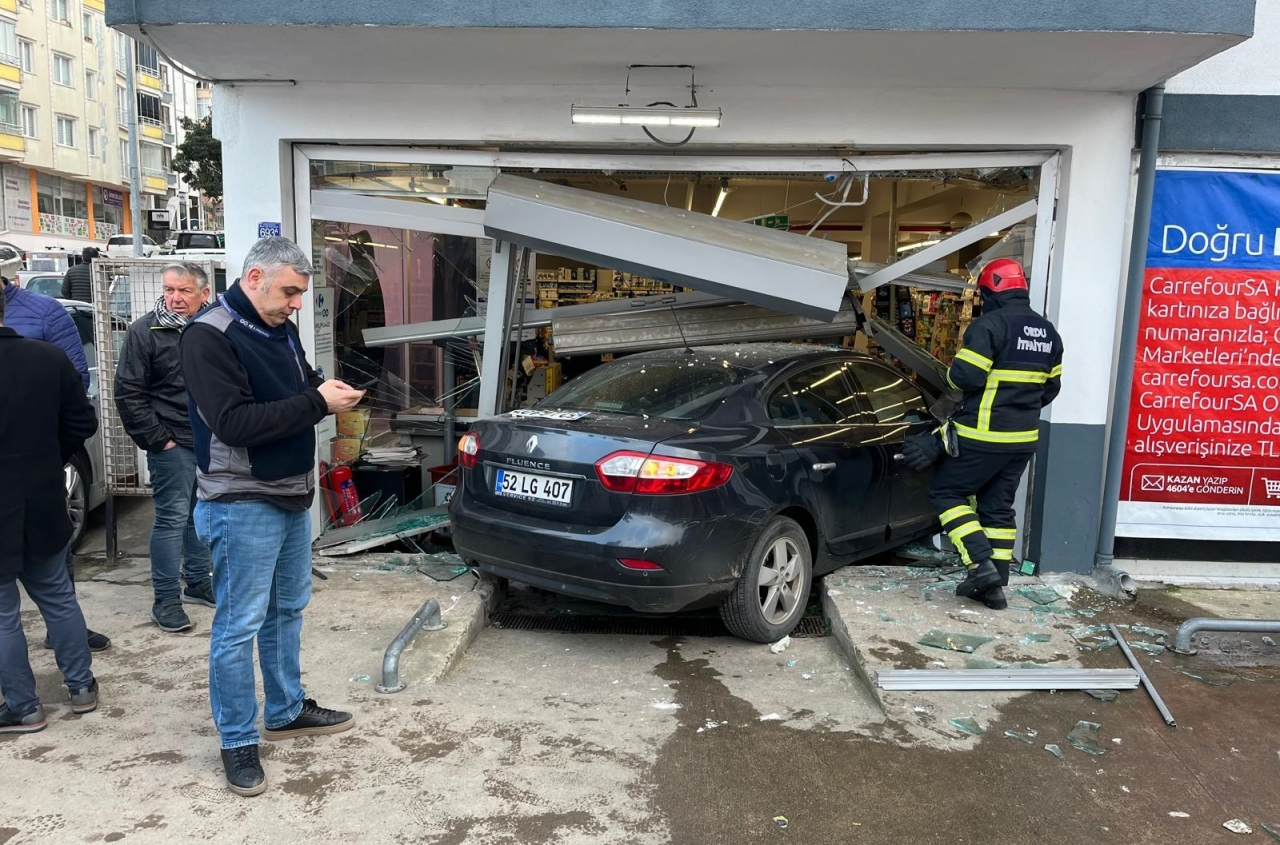 Ordu'da otomobilin markete girdiği kazada 3 kişi yaralandı