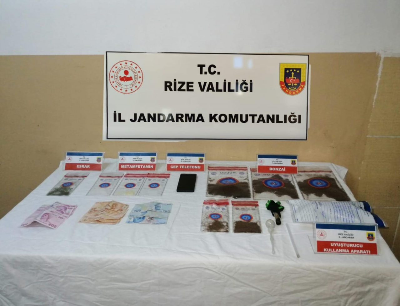 Rize'de son bir ay içerisinde düzenlenen uyuşturucu operasyonları kapsamında 9 kişi tutuklandı