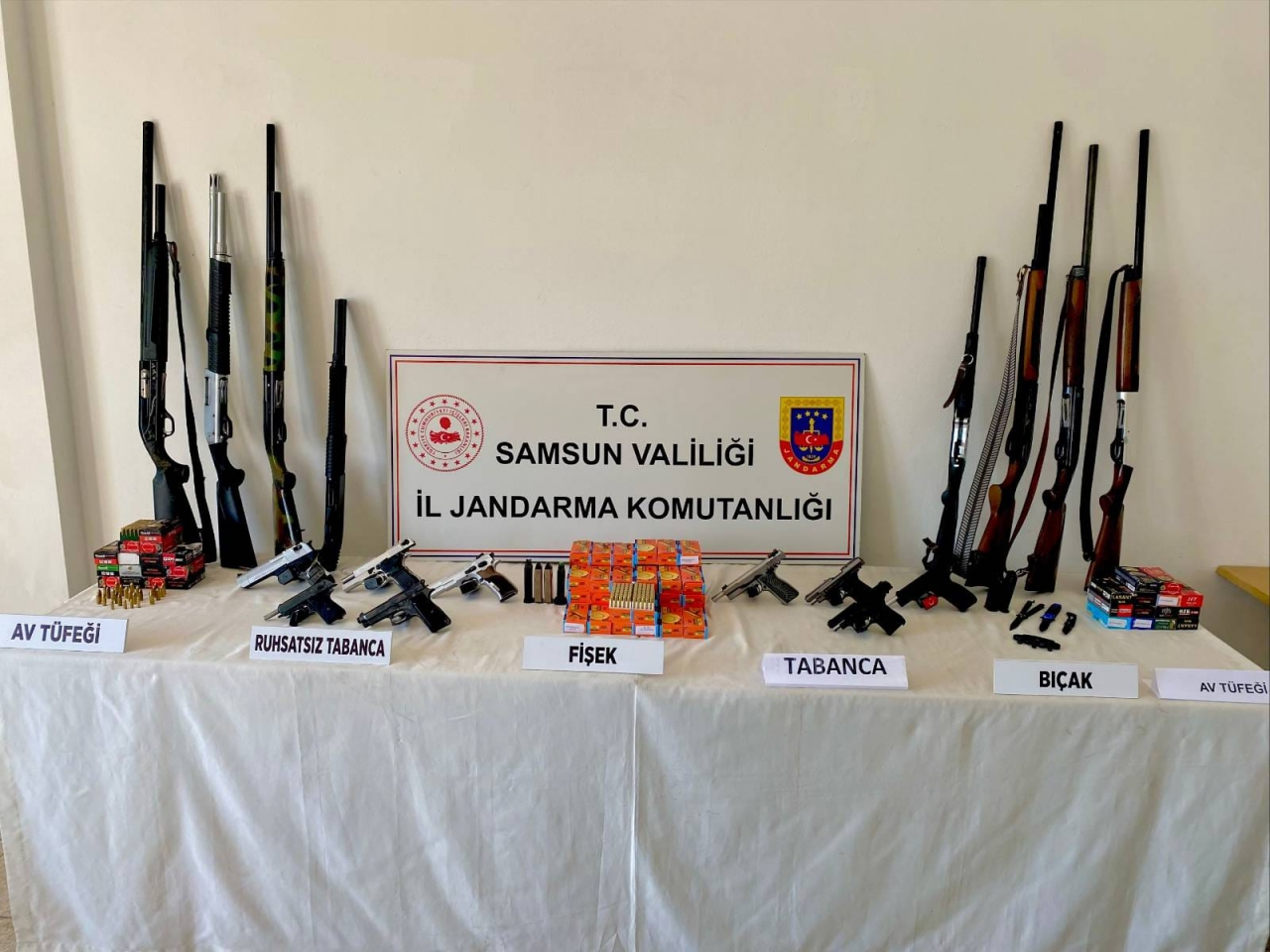 Samsun'da kaçak silah ticareti operasyonunda 8 zanlı yakalandı