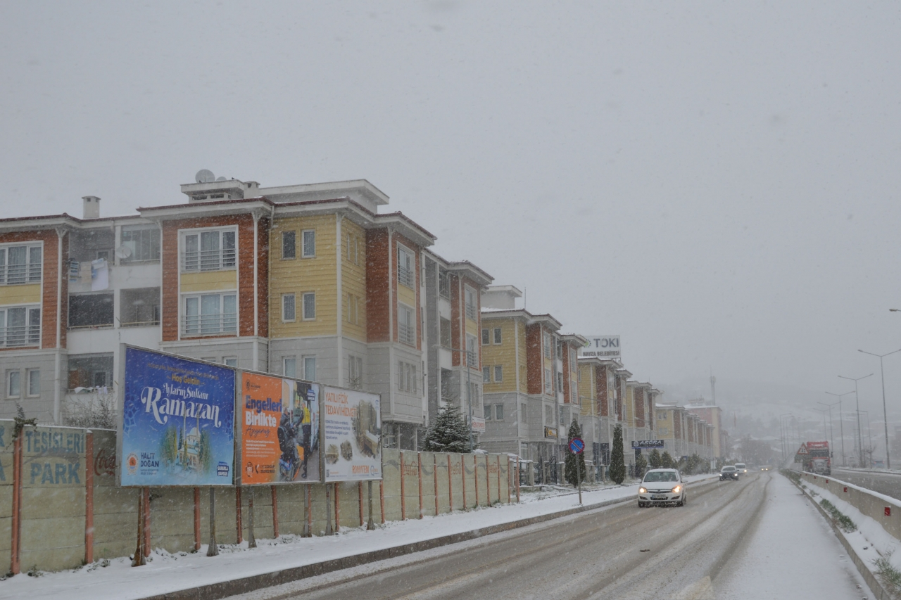 Samsun'da kar etkisini sürdürüyor