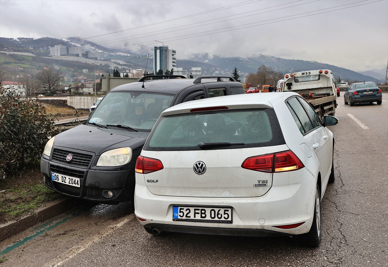 Samsun'da meydana gelen zincirleme trafik kazasında 11 araç hasar gördü