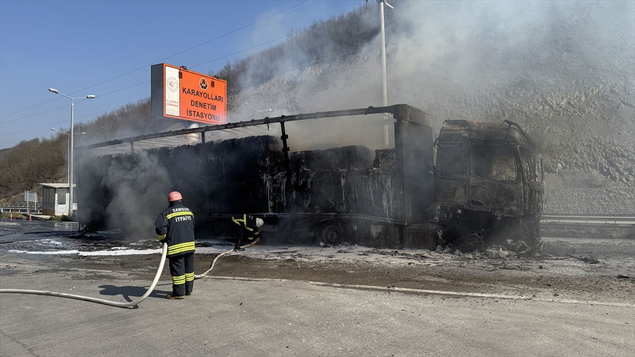 Samsun'da seyir halindeyken alev alan karton yüklü tır yandı