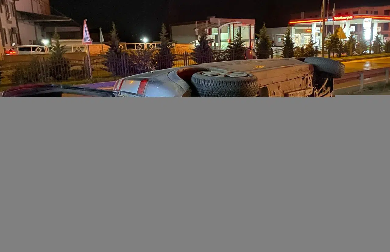 Samsun'da tabela direğine çarpan otomobildeki 2 kişi yaralandı