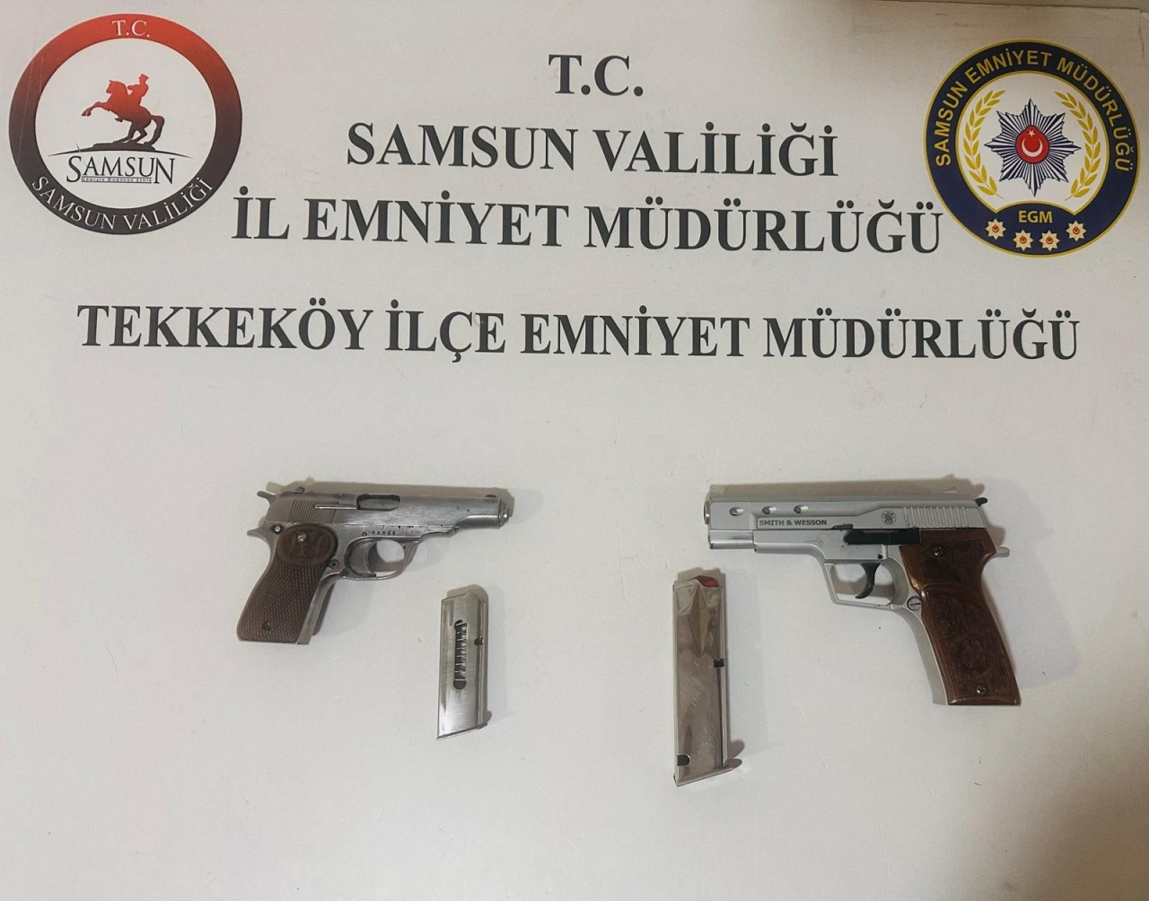 Samsun'da üzerlerinde ruhsatsız tabanca bulunan 2 kişi gözaltına alındı