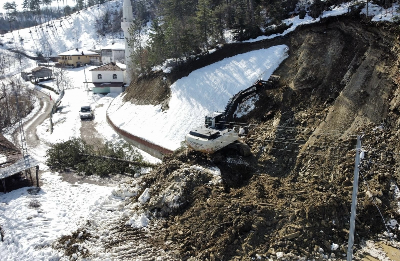 Sinop'ta heyelanda kapanan köy yolu ulaşıma açıldı